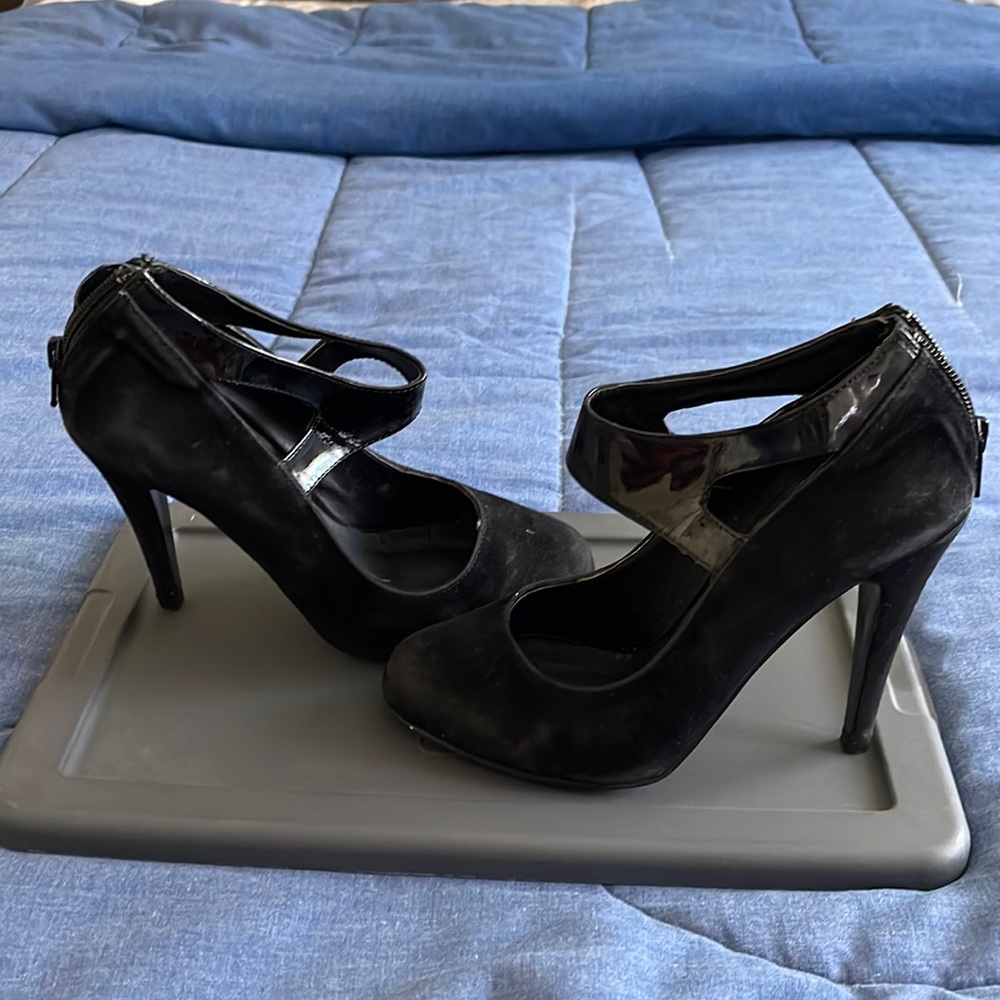 Black styled pumps